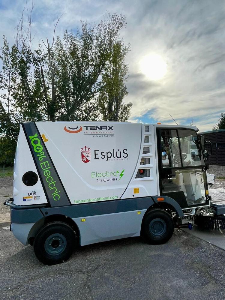 Imagen Esplús da un gran paso hacia la sostenibilidad con la incorporación de una barredora 100 % eléctrica